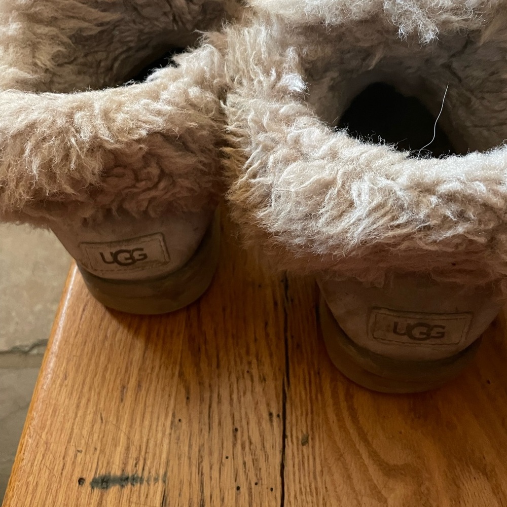 UGG BOOTS - Picture 2 of 2